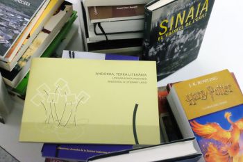 Donació de llibres del Ministeri d'Afers Exteriors de la República Txeca al Centre Carlemany (2.9.2020)